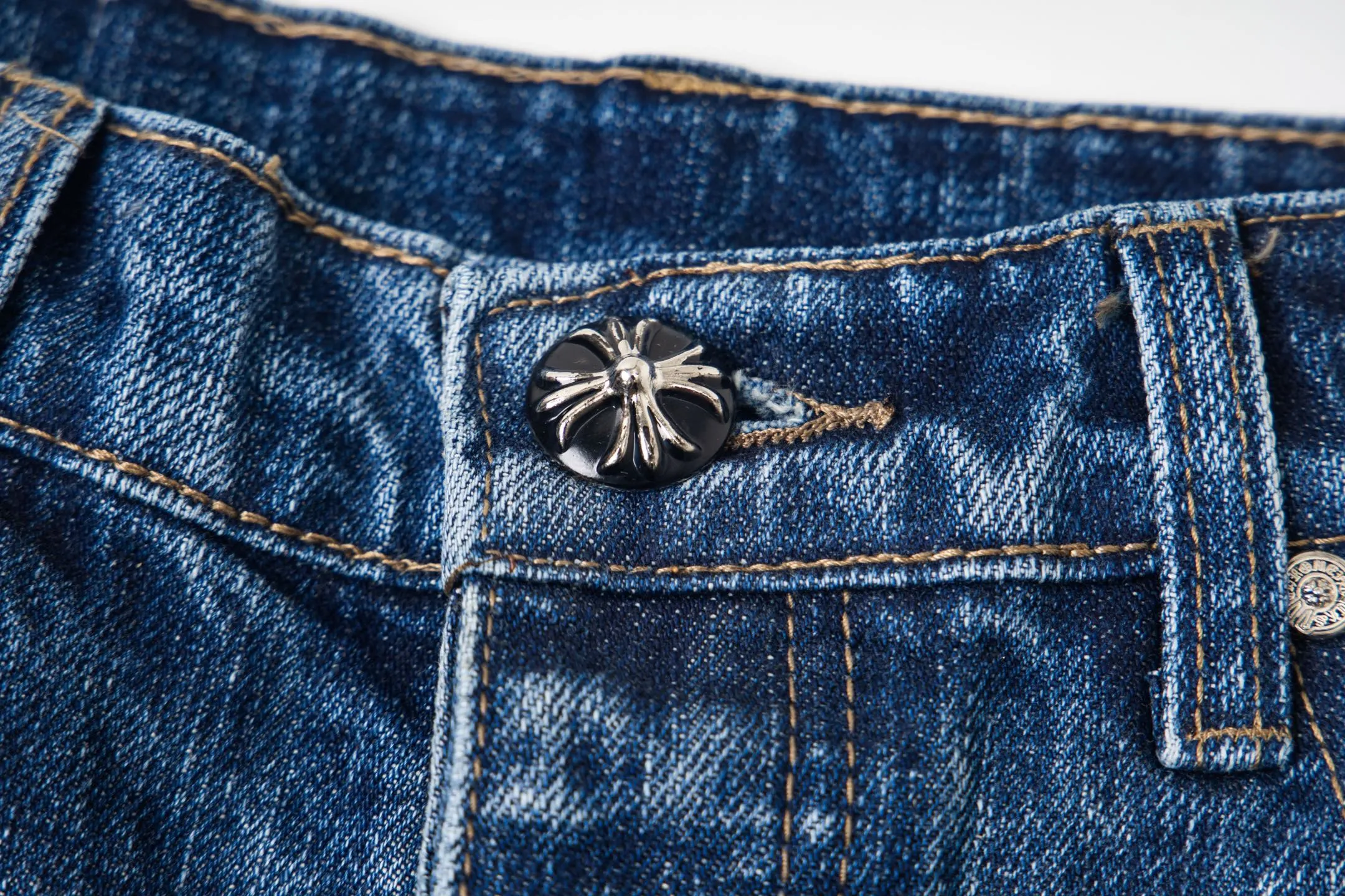 P240 Chrome Hearts 2025 New Bamboo Pink Cross Patch Leather Couple Washed Jeans This season’s hot item is sought after by countless celebrities and fashionistas. The neat details of the cutting process add color to the playful fashion! The neat and meticulous design, and the well-fitting structure is unique. The upper body not only has outstanding recognition, but also looks younger and younger. A style with the ultimate wearing meaning and performance, gorgeous color matching, and the craftsmanship of this style is also extremely extraordinary. After the finished product is washed, it is disassembled and hand-made with sheepskin cross leather and then spliced ​​together to complete. The whole piece has too many craftsmanship to describe. It is decorated with patchwork cross flowers and high-waisted washed jeans! ! Absolutely high-end luxury product, a god-level single product, a super popular product, made by top heavy industry, a magic weapon that cannot be missed. Style number: 1869# Size: 28 30 32 34 36 Color: blue